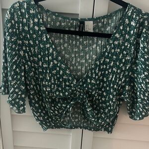 H&M Green Floral Plisé crop top with Tie Front